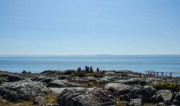 Волонтеры комплексной экспедиции Русского географического общества Гогланд собирают мусор на побережье острова Гогланд в Финском заливе