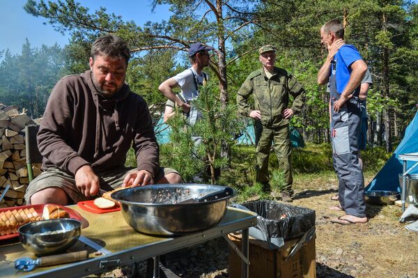 Генерал-майор Валерий Кудинский  во время посещения лагеря волонтеров комплексной экспедиции РГО Гогланд