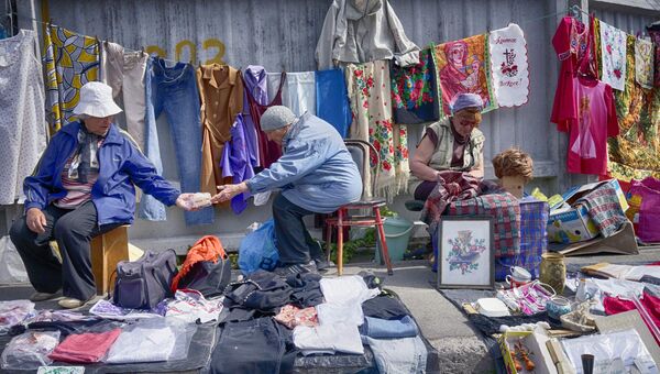 Жители Киева тогруют на блошином рынке, архивное фото