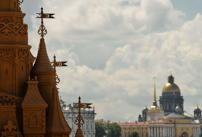 Песчаная скульптура замка на пляже у Петропавловской крепости в Санкт-Петербурге