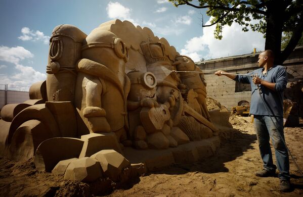 Песчаная скульптура на пляже у Петропавловской крепости в Санкт-Петербурге