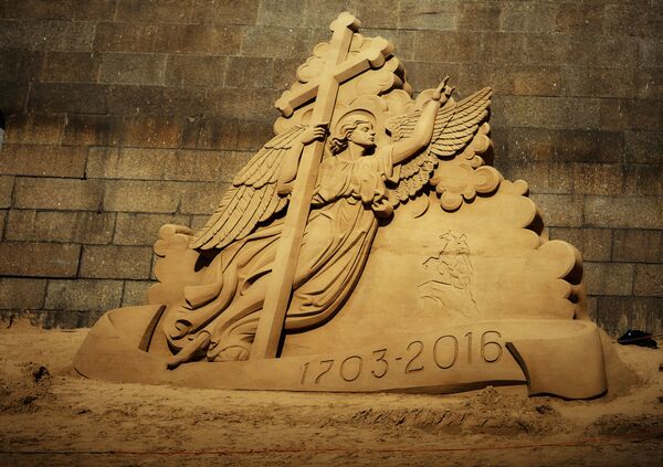 Песчаная скульптура ангела на пляже у Петропавловской крепости в Санкт-Петербурге