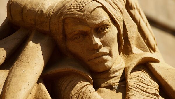Песчаная скульптура на пляже у Петропавловской крепости в Санкт-Петербурге. Архивное фото