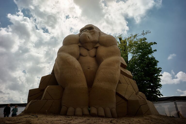 Песчаная скульптура на пляже у Петропавловской крепости в Санкт-Петербурге