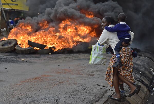 Горящие баррикады в трущобах Кибера во время демонстрации сторонников оппозиции