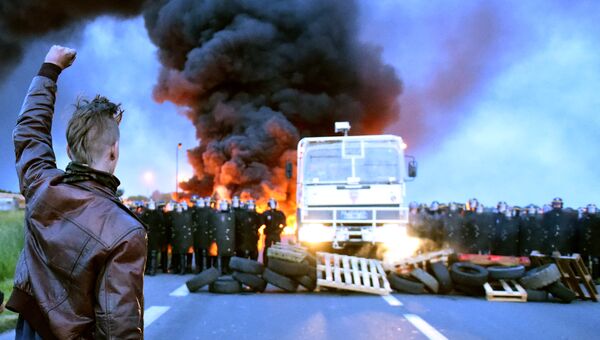 Протестующие против трудовых реформ блокируют нефтяной завод в Души-ле-Мин