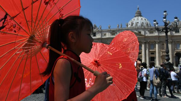 Китайская девочка в Ватикане во время обращения Папы Франциска