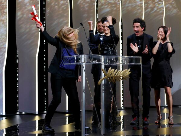 Британка Андреа Арнольд, радуется призу жюри во время Каннского кинофестиваля
