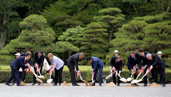 Лидеры стран-участниц саммита G7 принимают участие в посадке деревьев. Архивное фото