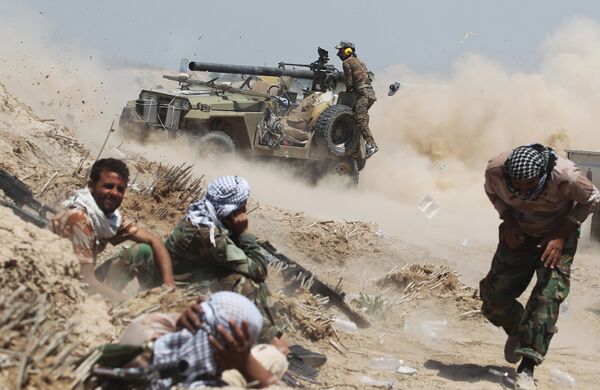 Иракские проправительственные силы во время противостояния с боевиками ИГ