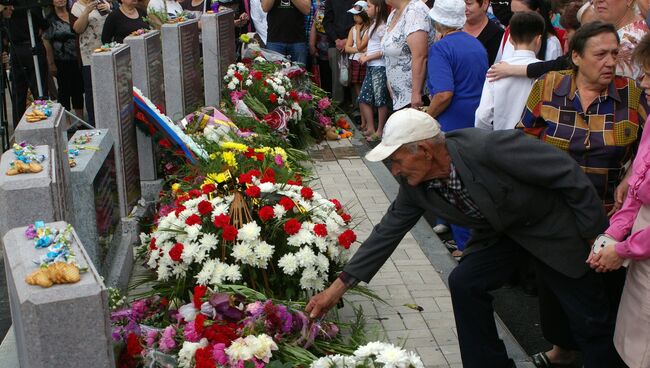 Люди возлагают цветы на церемонии открытия мемориала, установленного в память о жителях Куйбышевского района Донецка и посёлка Весёлый, погибших в результате боевых действий 2014-2016 годов