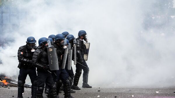Полицейские на акции протеста в Париже. Архивное фото