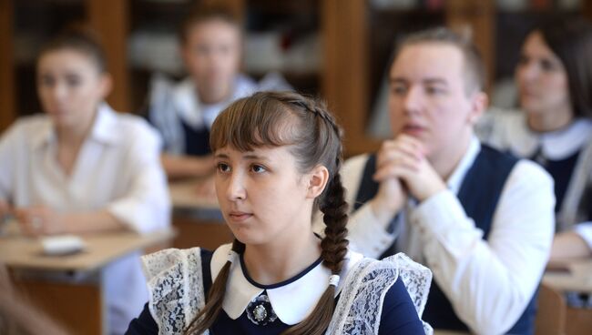 Ученики в классе перед началом единого государственного экзамена. Архивное фото