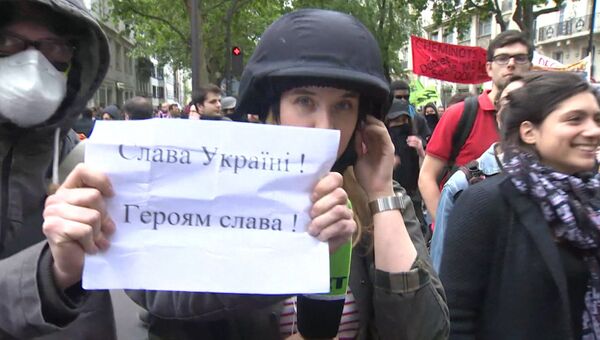 Проукраинские активисты плакатом закрывали камеру журналистов RT в Париже