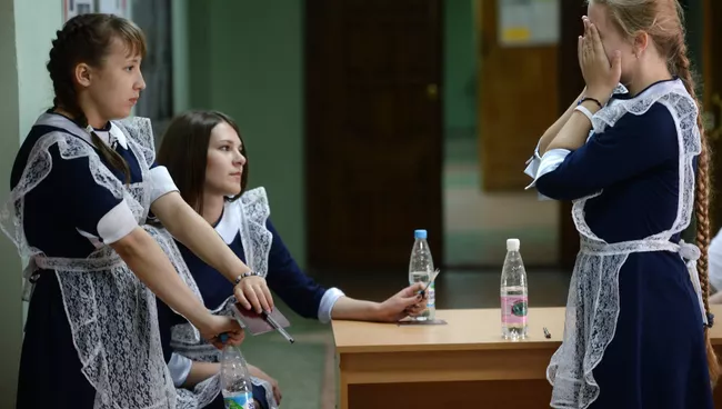 Ученицы перед началом единого государственного экзамена по литературе в средней общеобразовательной школе №197 города Екатеринбурга. Архивное фото