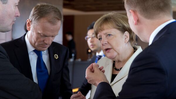 Председатель Евросовета Дональд Туск и канцлер Германии Ангела Меркель на саммите G7 в Сима, Япония