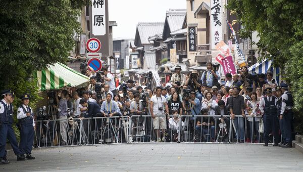 Местные жители в ожидании визита мировых лидеров G7 в городе Исэ, Япония. 26 мая 2016 года