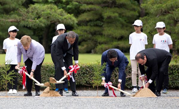 Лидеры стран-участниц саммита G7 принимают участие в посадке деревьев в городе Шима, Япония. 26 мая 2016 года