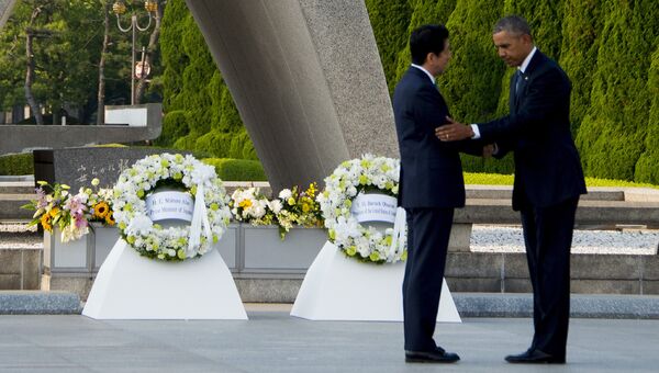 Президент США Барак Обама и премьер-министр Японии Синдзо Абэ у мемориала жертвам атомной бомбардировки в Хиросиме, Япония. 27 мая 2016