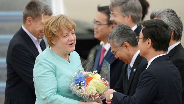 Канцлер Германии Ангела Меркель и ее муж во время прибытия в Международный аэропорт Чубу Центрэй, Япония. 26 мая 2016
