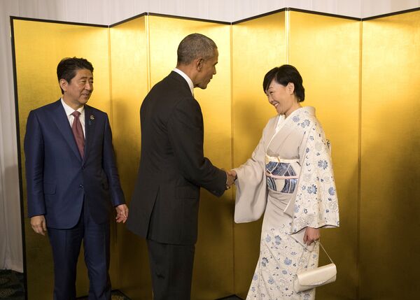 Премьер-министр Японии Синдзо Абэ с супругой приветствуют президента США Барака Обаму на фуршете в честь саммита G7 в Шиме, Япония. 26 мая 2016 года