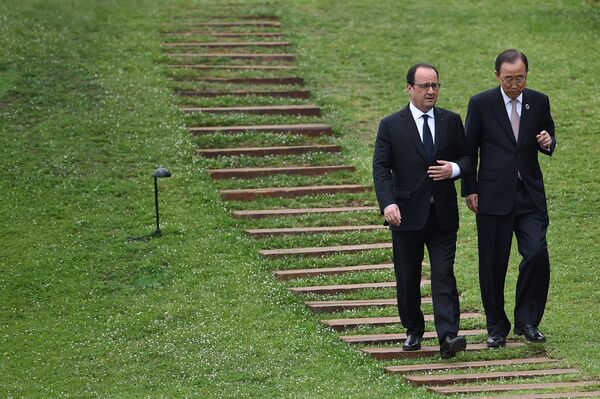 Президент Франции Франсуа Олланд во время прогулки с Генеральным секретарем ООН Пан Ги Муном во время саммита G7 в Шиме, Япония. 27 мая 2016 года