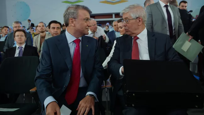 Президент, председатель правления Сбербанка Герман Греф и советник председателя Банка России Сергей Игнатьев на годовом общем собрании акционеров Сбербанка