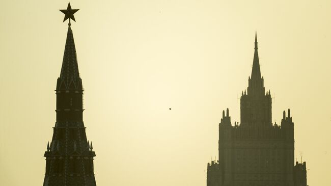 Водовзводная башня Московского Кремля (слева) и высотное здание министерства иностранных дел РФ. Архивное фото