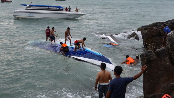 На месте крушения быстроходного катера у берегов острова Самуи в Тайланде