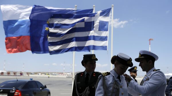 Греческие военные перед встречей президента России Владимира Путина в аэропорту Афин. 27 мая 2016