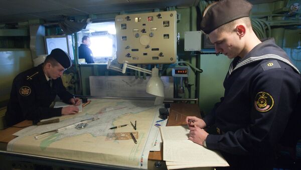 Матрос и офицер большого противолодочного корабля Вице-адмирал Кулаков. Архивное фото