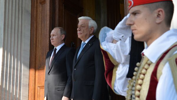 Президент России Владимир Путин (слева) и президент Греческой Республики Прокопис Павлопулос во время встречи в Афинах