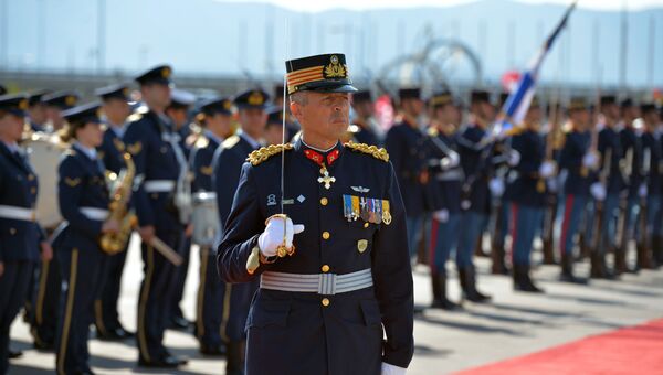 Военнослужащий почетного караула во время церемонии встречи президента России Владимира Путина в международном аэропорту Афин