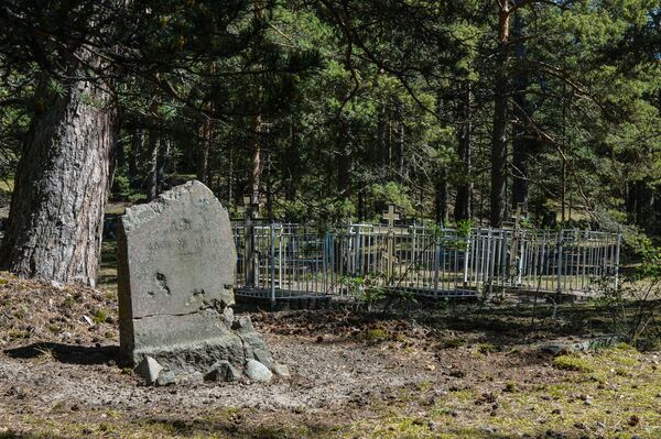 Старое финское кладбище на территории военной части на острове Гогланд