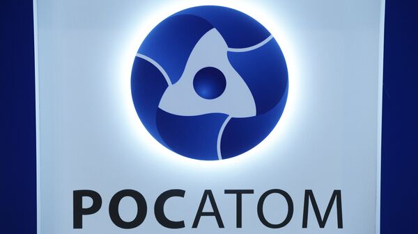 Логотип на стенде государственной корпорации по атомной энергии Росатом. Архивное фото