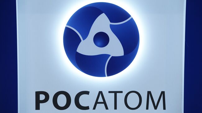 Логотип на стенде государственной корпорации по атомной энергии Росатом