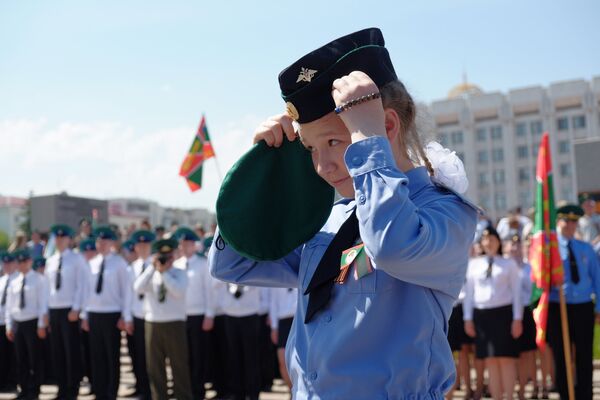 Кадеты военно-патриотического клуба Юный друг пограничника во время церемонии вручения зеленых беретов на торжественных мероприятиях в Самаре