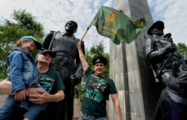 У памятника пограничникам, погибшим при защите рубежей Отечества, во время празднования Дня пограничника во Владивостоке