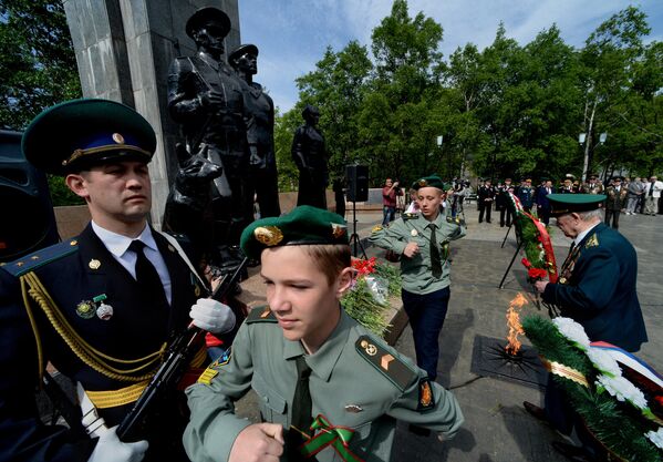 На церемонии возложения венков и цветов к памятнику пограничникам, погибшим при защите рубежей Отечества, во Владивостоке