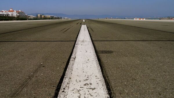Взлетно-посадочная полоса аэродрома. Архивное фото