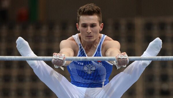 Давид Белявский (Россия) выполняет упражнения на перекладине в командном первенстве среди мужчин на чемпионате Европы по спортивной гимнастике в Берне