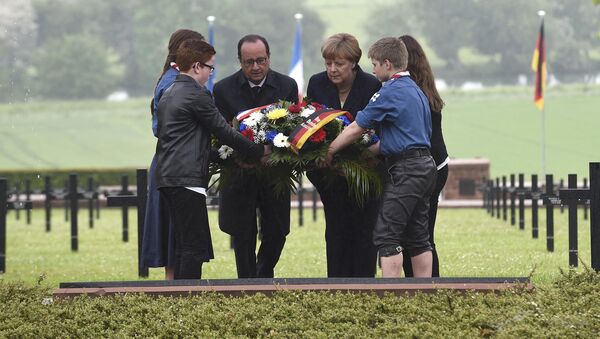 Президент Франции Франсуа Олланд и канцлер ФРГ Ангела Меркель почтили память сотен тысяч французов и немцев, погибших в ходе сражения при Вердене во время Первой мировой войны