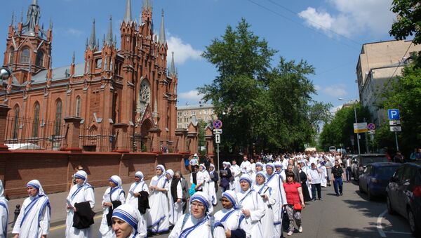Торжественная процессия католиков прошла в воскресенье, в праздник пресвятых Тела и Крови Христовых (Corpus Christi), по улицам Москвы