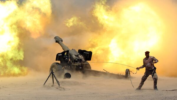 Иракские вооруженные силы ведут обстрел позиций боевиков ИГ в окрестностях города Эль-Фаллуджа. 29 мая 2016