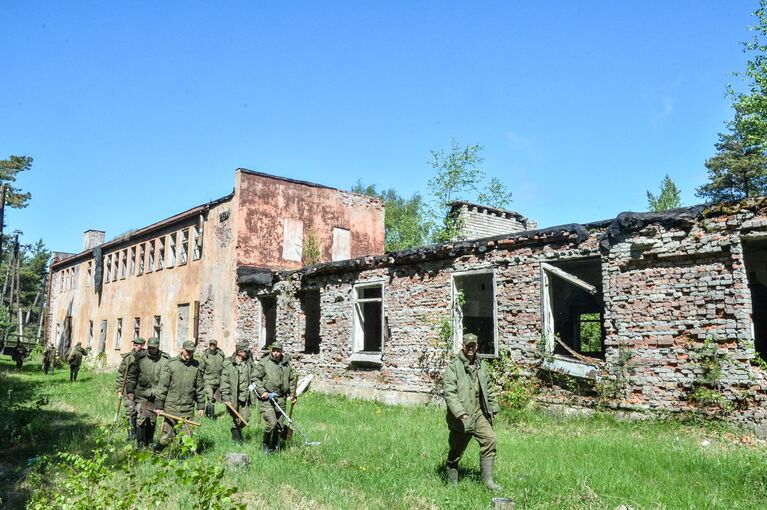 Военнослужащие 90-го Отдельного специального поискового батальона проводят мероприятие по поиску захоронений солдат Вермахта, погибших на Гогланде