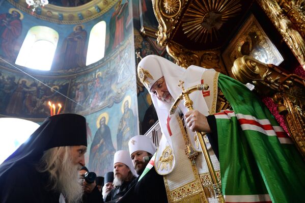 Патриарх Кирилл совершает торжественный молебен в Свято-Пантелеймоновом монастыре во время паломнического визита на Афон