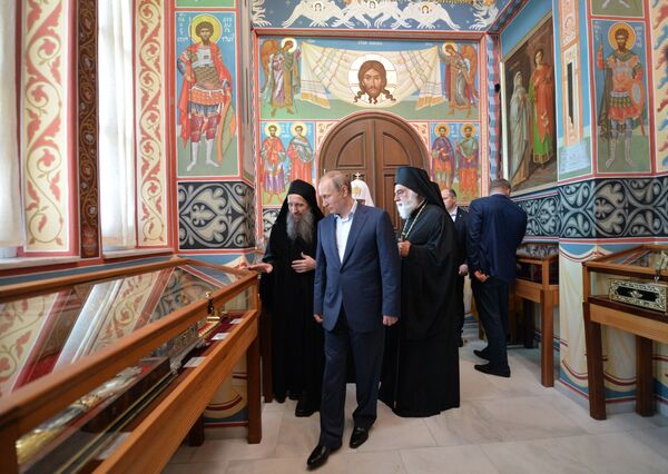 Президент России и духовник русского Свято-Пантелеймонова монастыря иеромонах Макарий