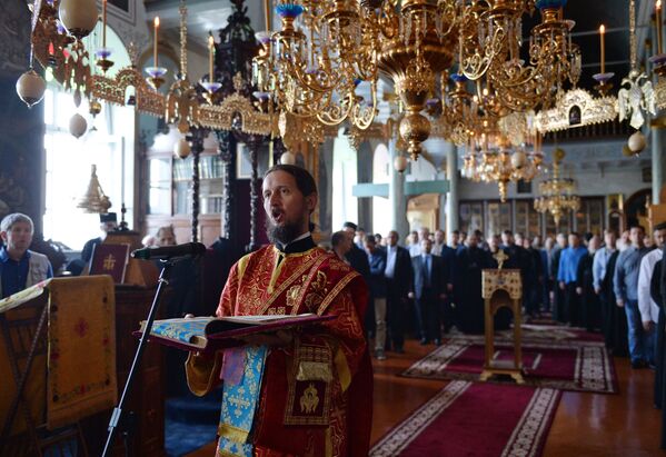 Священнослужитель во время  литургии в Покровском храме Свято-Пантелеймонова русского монастыря
