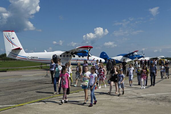 Посетители на авиасалоне малой и региональной авиации Авиарегион-2016 в аэропорту Туношна в Ярославской области.