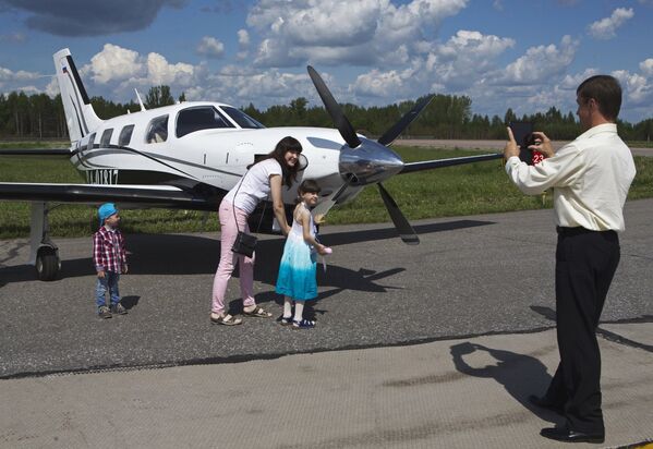 Посетители на авиасалоне малой и региональной авиации Авиарегион-2016 в аэропорту Туношна в Ярославской области.